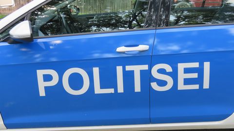 Набросился на чужой автомобиль и устроил погром в кафе: полиция разыскивала водителя на красном Volkswagen