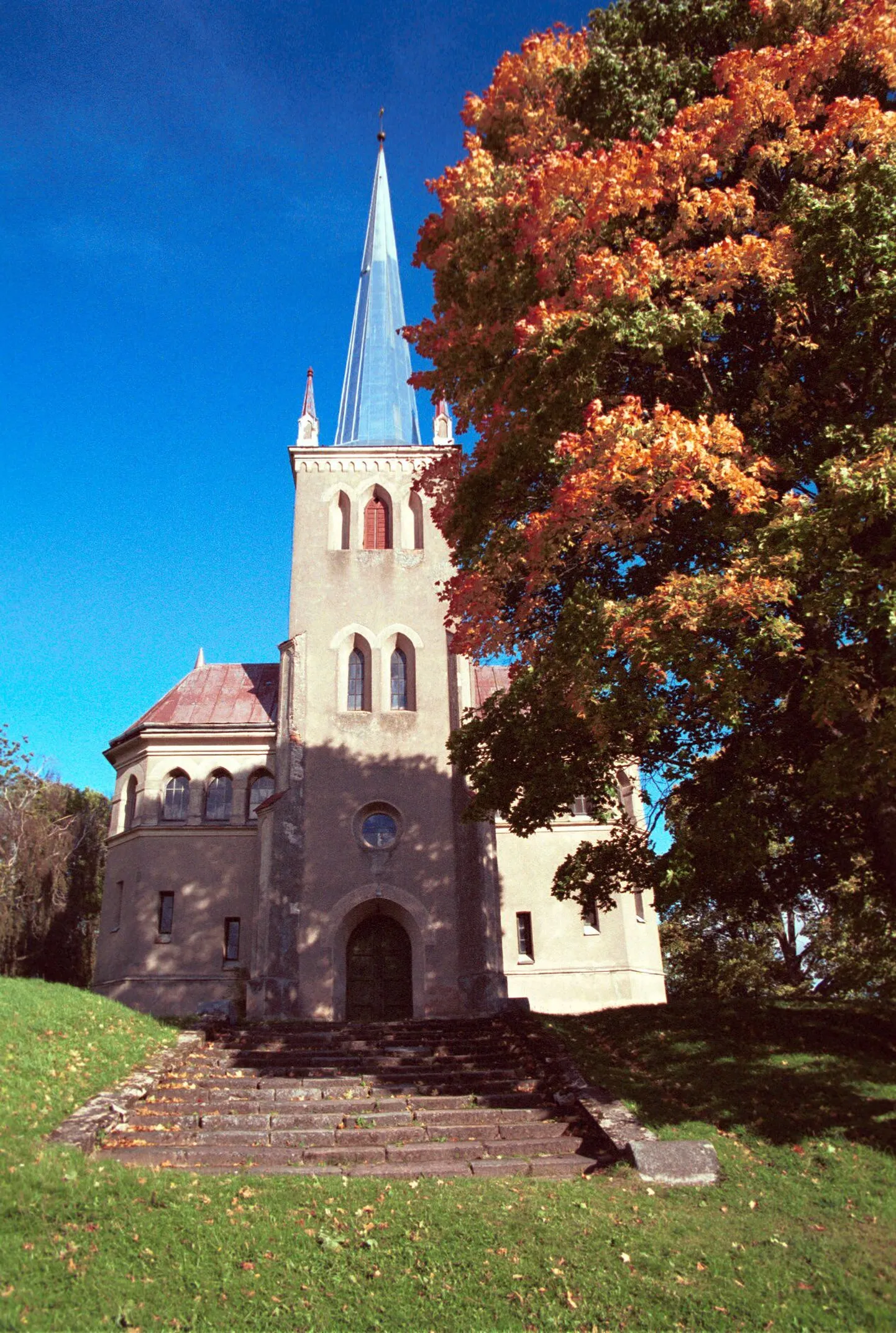 Pildil Rõngu kirik.