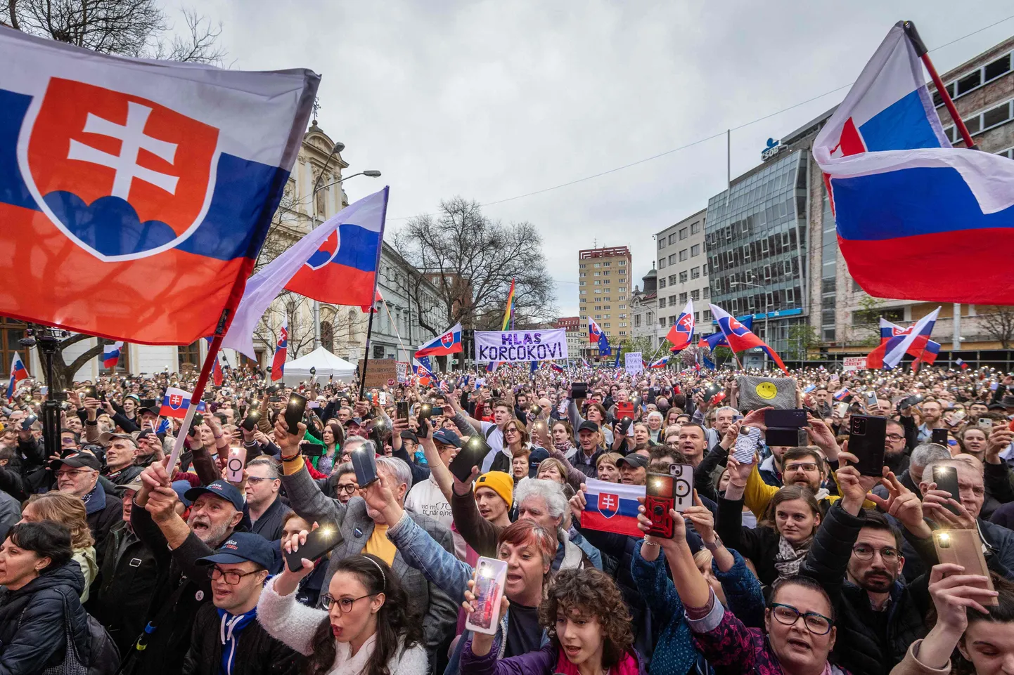 Meeleavaldajad Bratislavas enne aprilli alguses toimunud presidendivalimiste teist vooru.