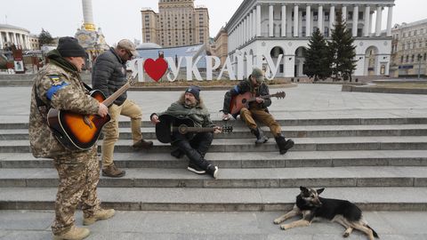 Киев начинает привыкать к войне: на улицах стало больше машин и людей
