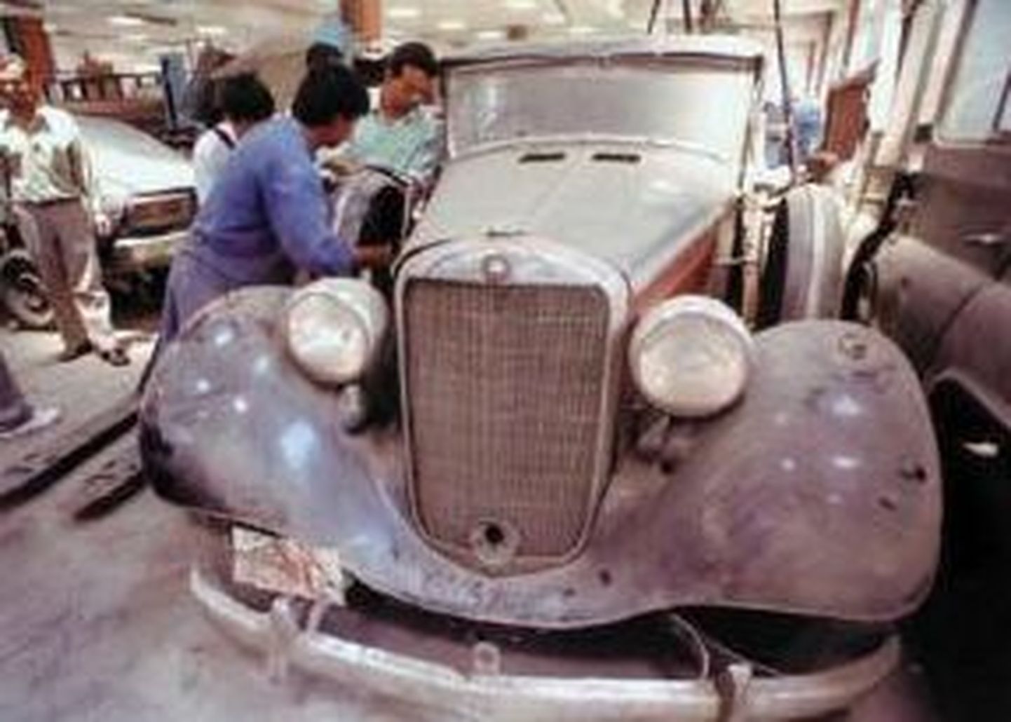 Adolf Hitleri poolt Nepali kuningale Tribhuvanile kingitud auto