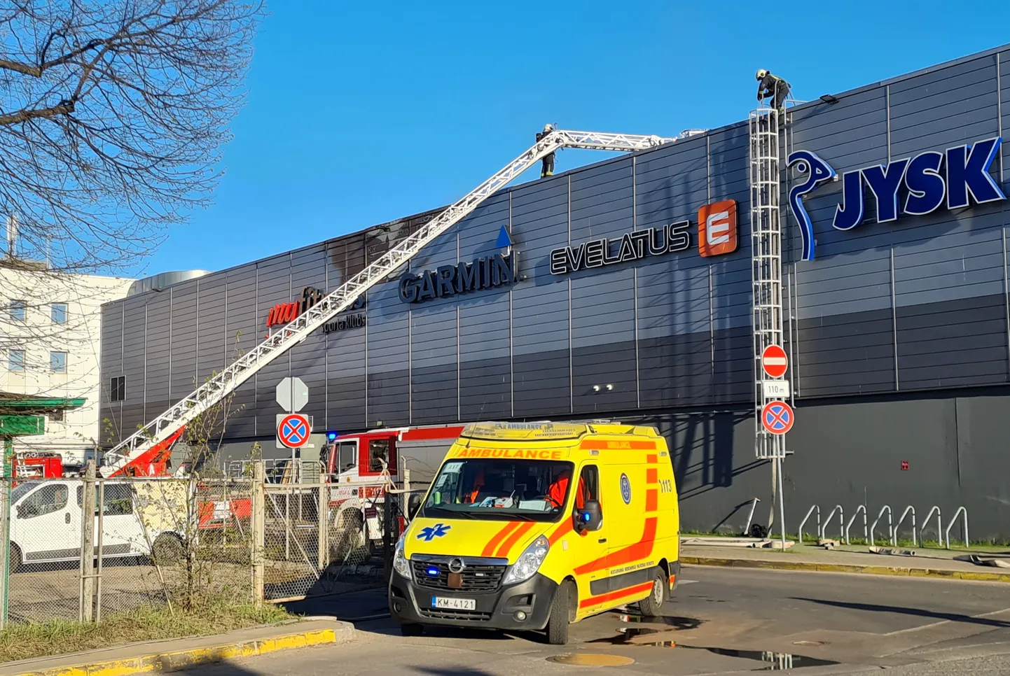 Tirdzniecības centrā "Domina" virs restorānu zonas aizdedzies ēkas jumts.