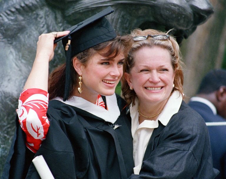 Брук Шилдс со своей матерью Тери на выпуском в Принстонском Университете, 1987 год.
