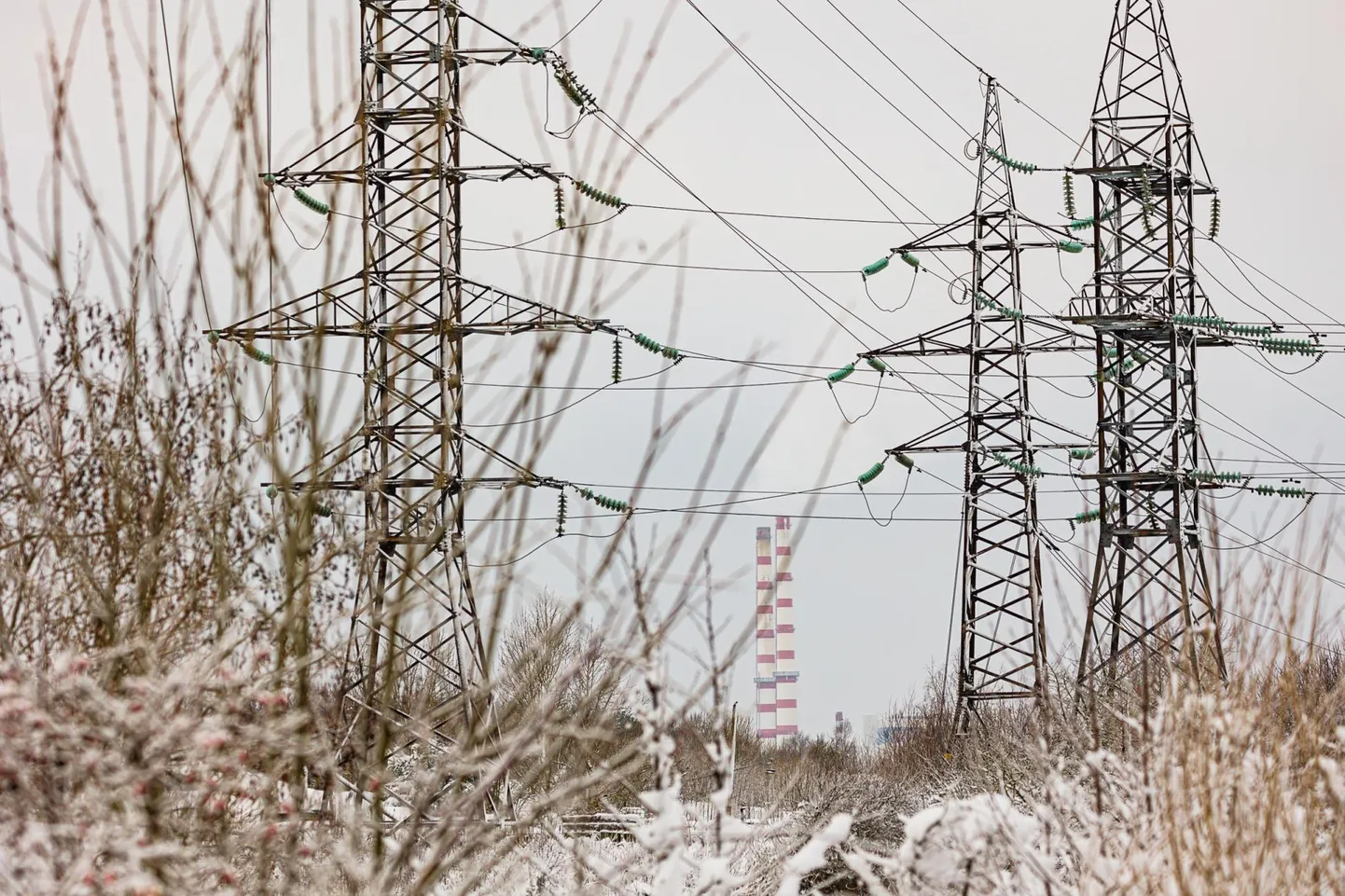 Venemaalt Eestisse tulevad elektriliinid Narvas.