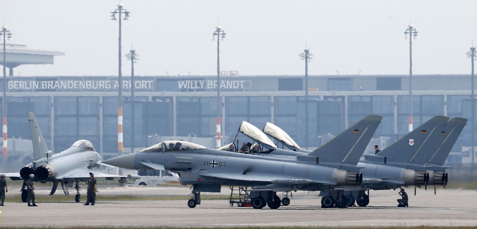 Saksamaa õhuväe Eurofighter Typhoonid seismas Berliini lennuväljal.