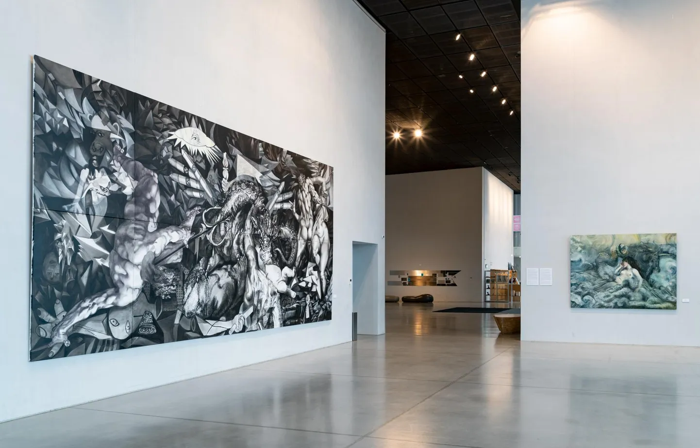 Olga Tobreluts maalis ERMi näitusele hiigelsuure maali «Harmagedoon» (2022). Paremal sama kunstniku «Europe röövimine» (2016, mõlemad õli lõuendil).