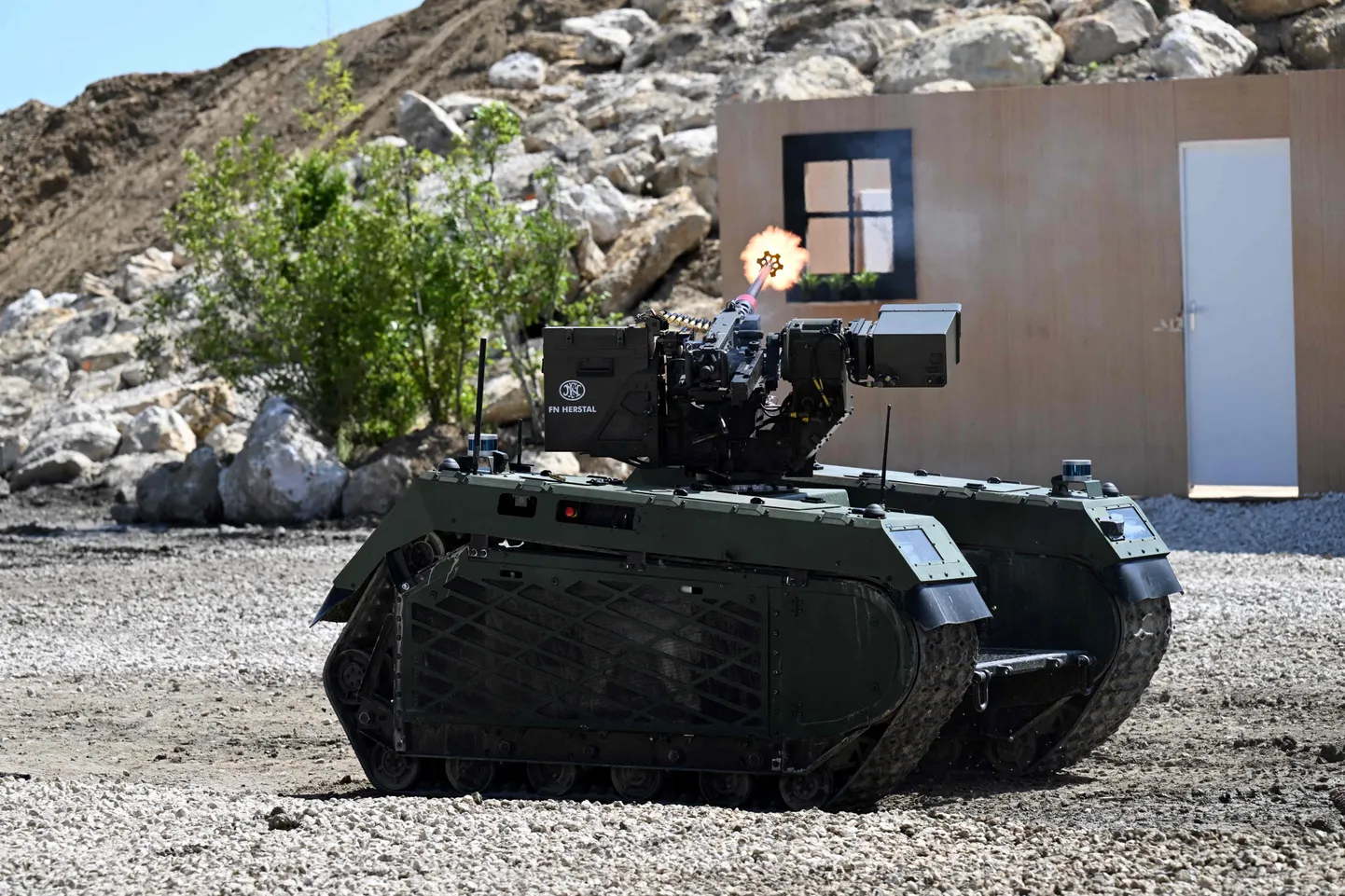 Näide Eesti kaitsetööstuse kõrgtehnoloogilisest saavutusest, mis pakub huvi ka suurtele riikidele: Milrem Roboticsi mehitamata roomiksõiduk Eurosatory messil Prantsusmaal demonstreerib sellele paigaldatud kaugjuhitavat relva.
