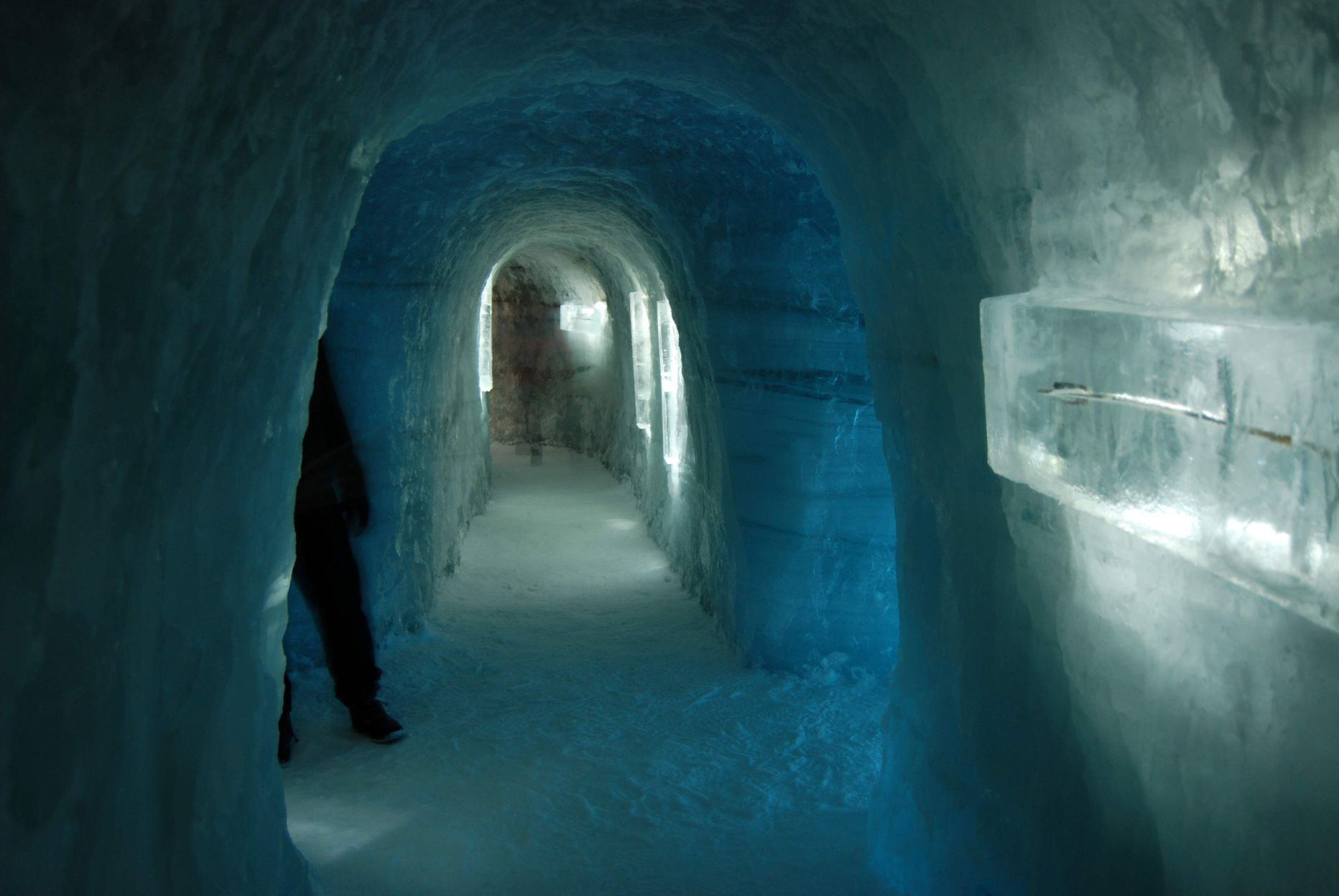 Norras avati juuni lõpus turistidele ainulaadne jäätunnel.