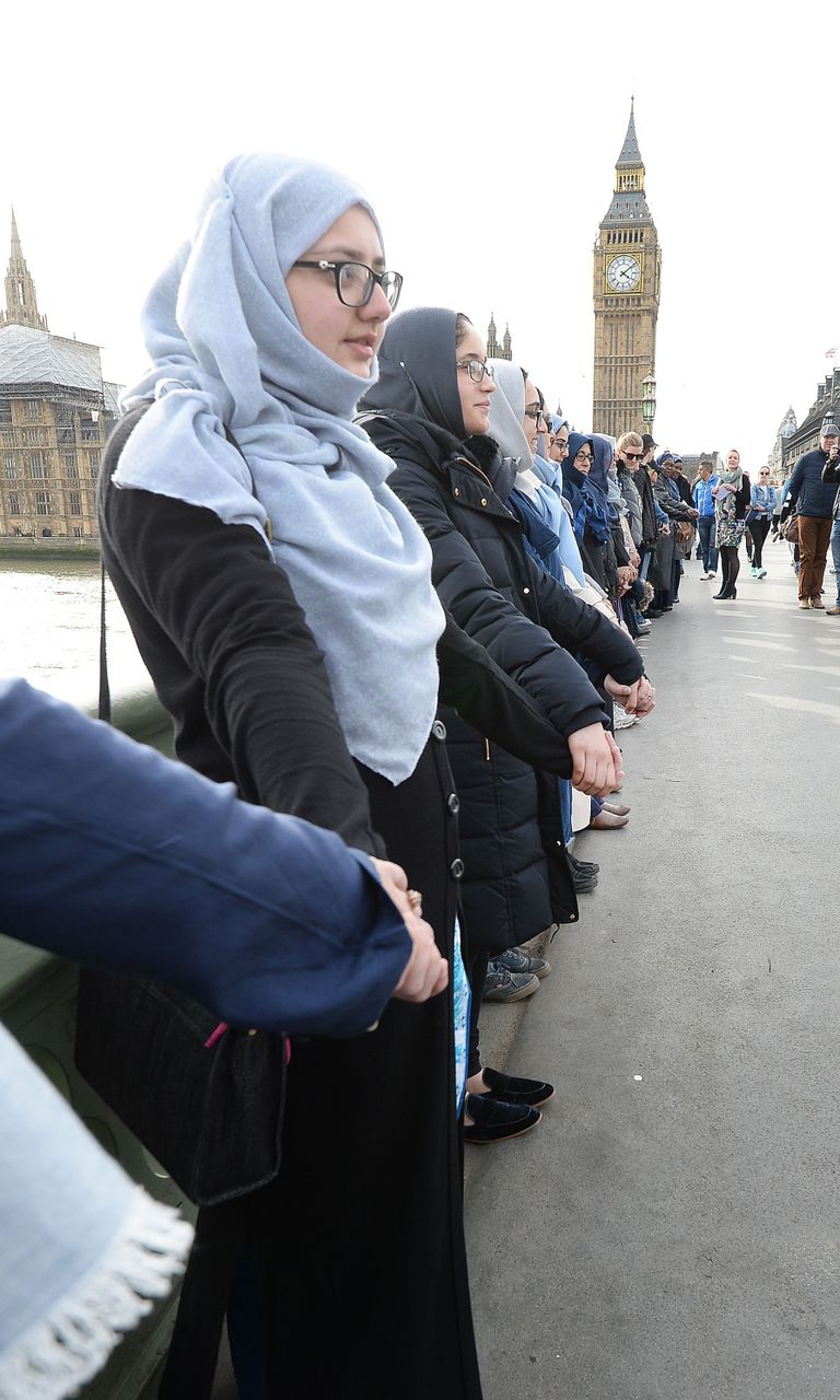 Mosleminaiste inimkett Londoni Westminsteri sillal