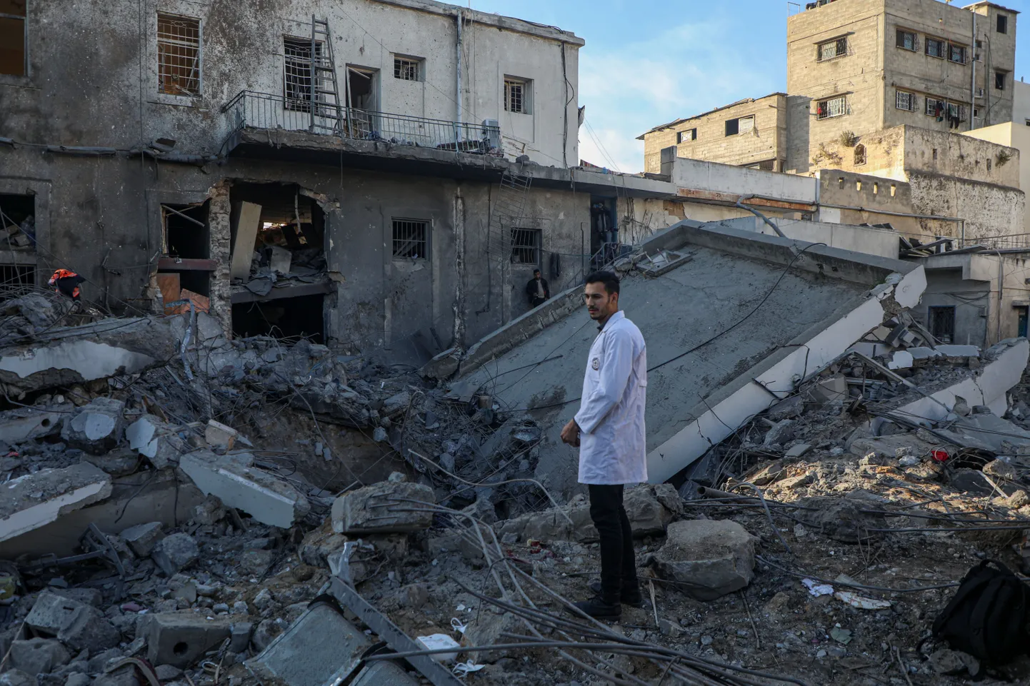 Kohalik arstikitlis palestiinlane Gaza linnas Al-Ahli haigla territooriumil, mida tabas Iisraeli õhulöök.