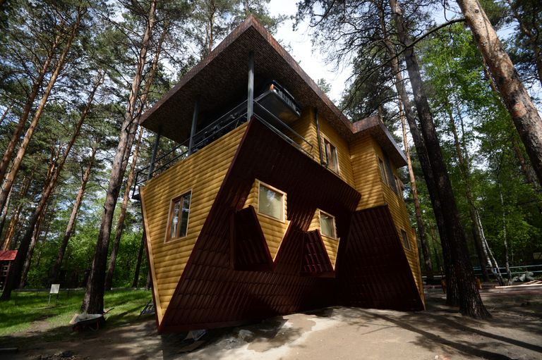 «Дом вверх дном» в Новосибирске