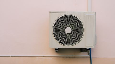 Dzīvoklī aizdegoties kondicionētājam, cieš cilvēks