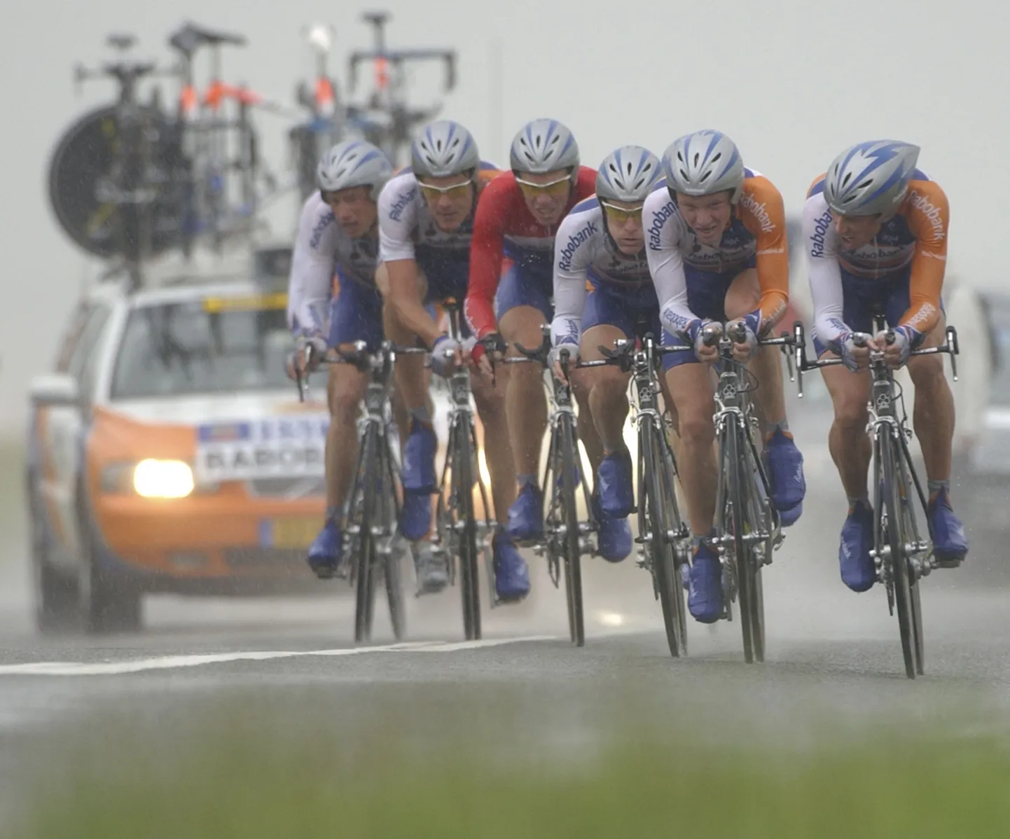 Rabobanki meeskond 2004. aastal. Paremalt esimene Michael Boogerd, paremalt kolmas Levi Leipheimer.