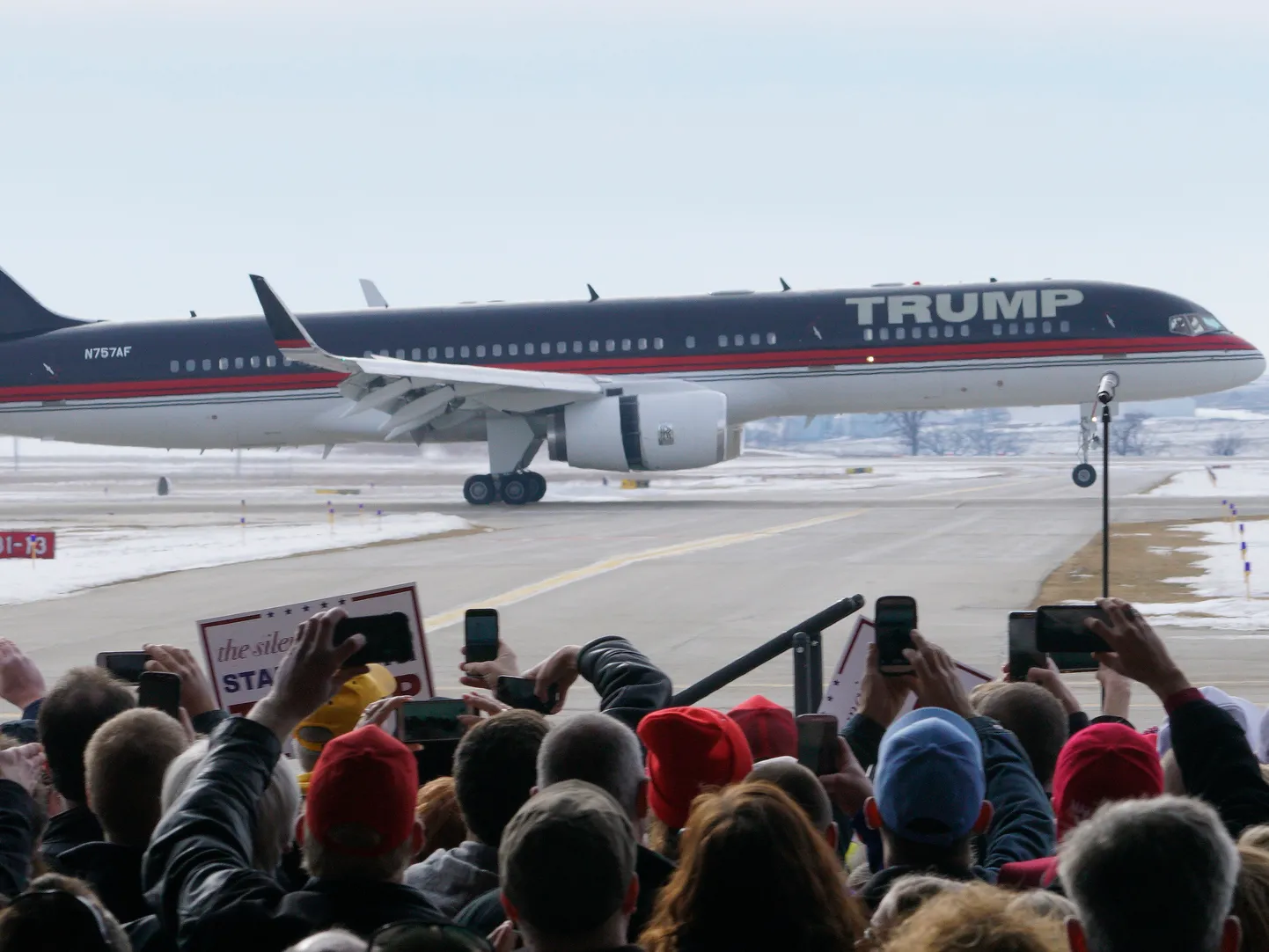 Trumpi lennuk ja elevil piltnikud.