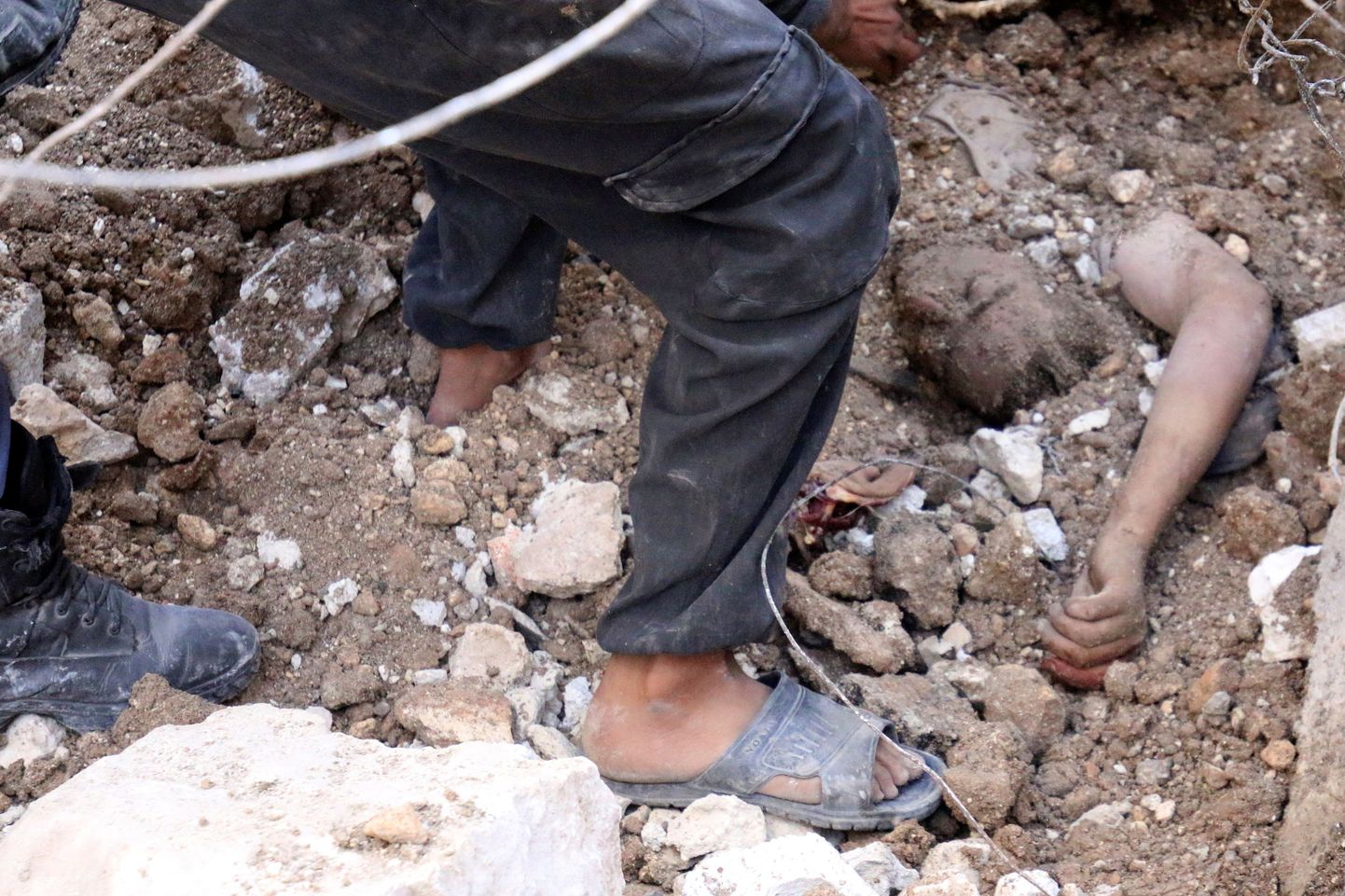 Õhurünnakus Aleppole hukkunud mees kaevatakse rusude alt välja