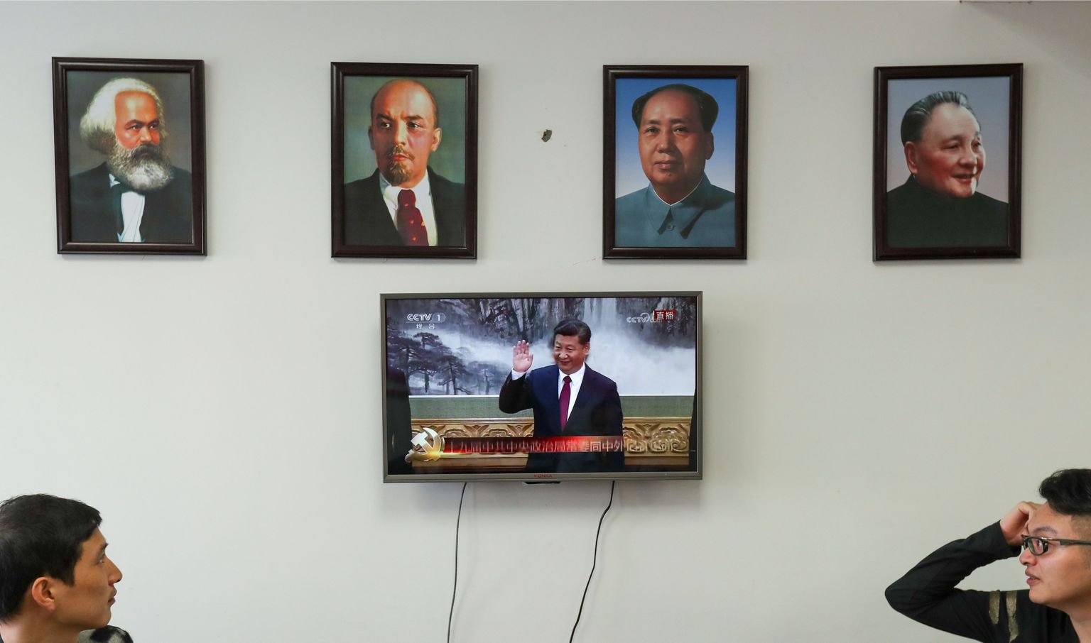 Teleekraan kannab Xi kõnet üle Marxi, Lenini, Mao ja Dengi valvsa pilgu all.