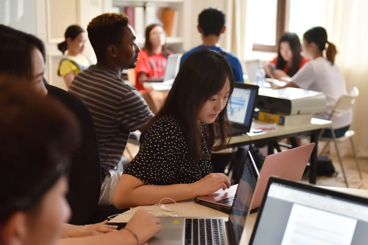 Hiina noored Pekingis tegutseva nõustamisfirma Elite Scholars China (ESC) korraldatud koolitusel, kus muuhulgas räägitakse neile, kuidas koostada välisülikooli astumiseks avaldust ja aidatakse valida kursusi vastavalt oma huvidele ja oskustele.