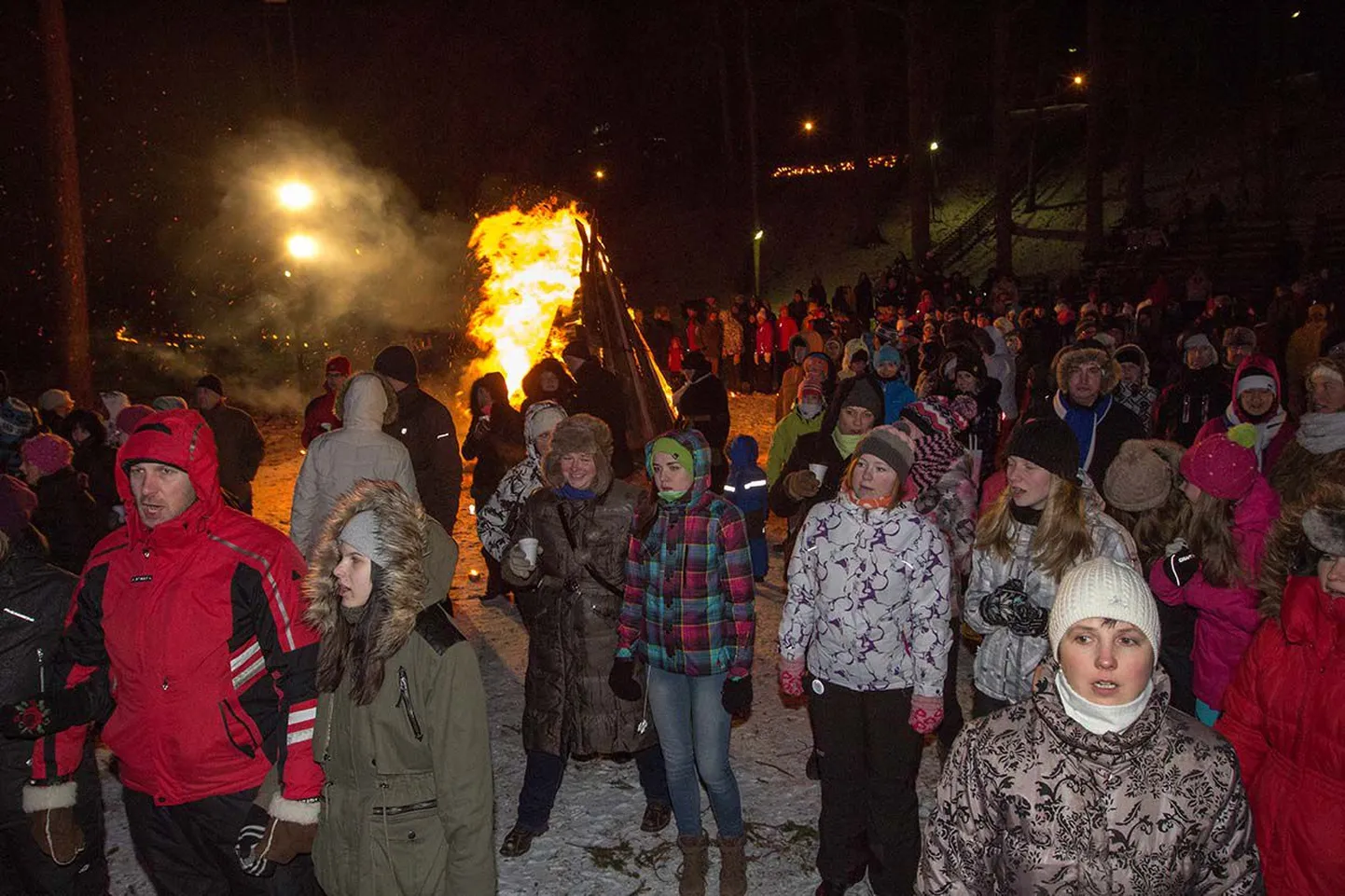 Kavas oli 17 rahvale tuntud talveteemalist laulu. Tuuline ilm ei hirmutanud lauluhimulisi ning laulud kõlasid eeslauljate toel uhkelt ja võimsalt.