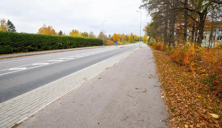Missot läbib paar aastat tagasi uue teekatte saanud Riia-Pihkva kivitee, mille servas kulgeb kergliiklustee.