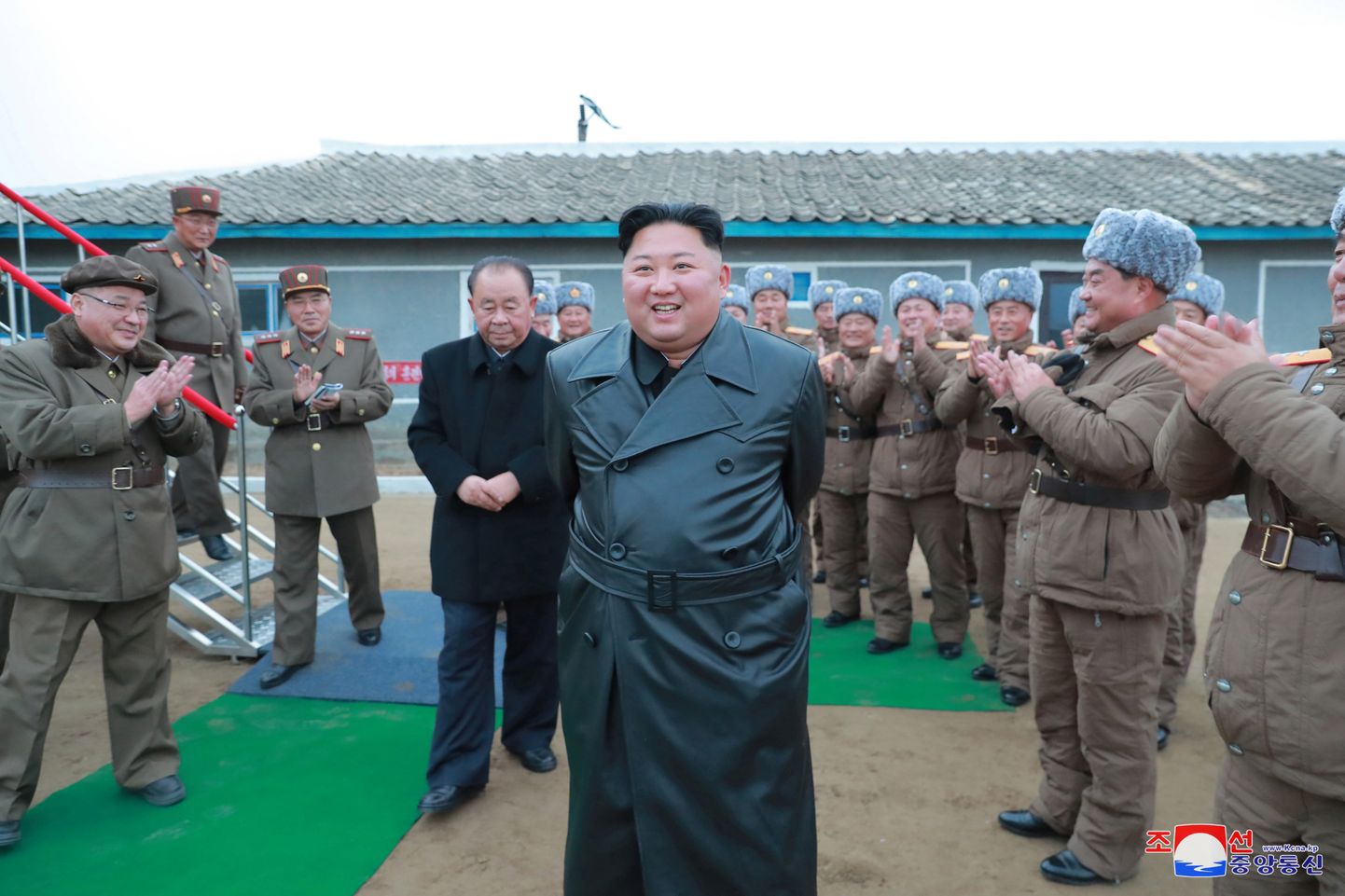 Kim Jong-un 28.novembril koos sõjaväelastega jälgimas uue raketisüsteemi katsetust