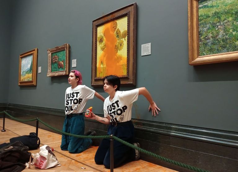 Активистки движения Just Stop Oil в Лондонской национальной галерее 14 октября 2022 года.