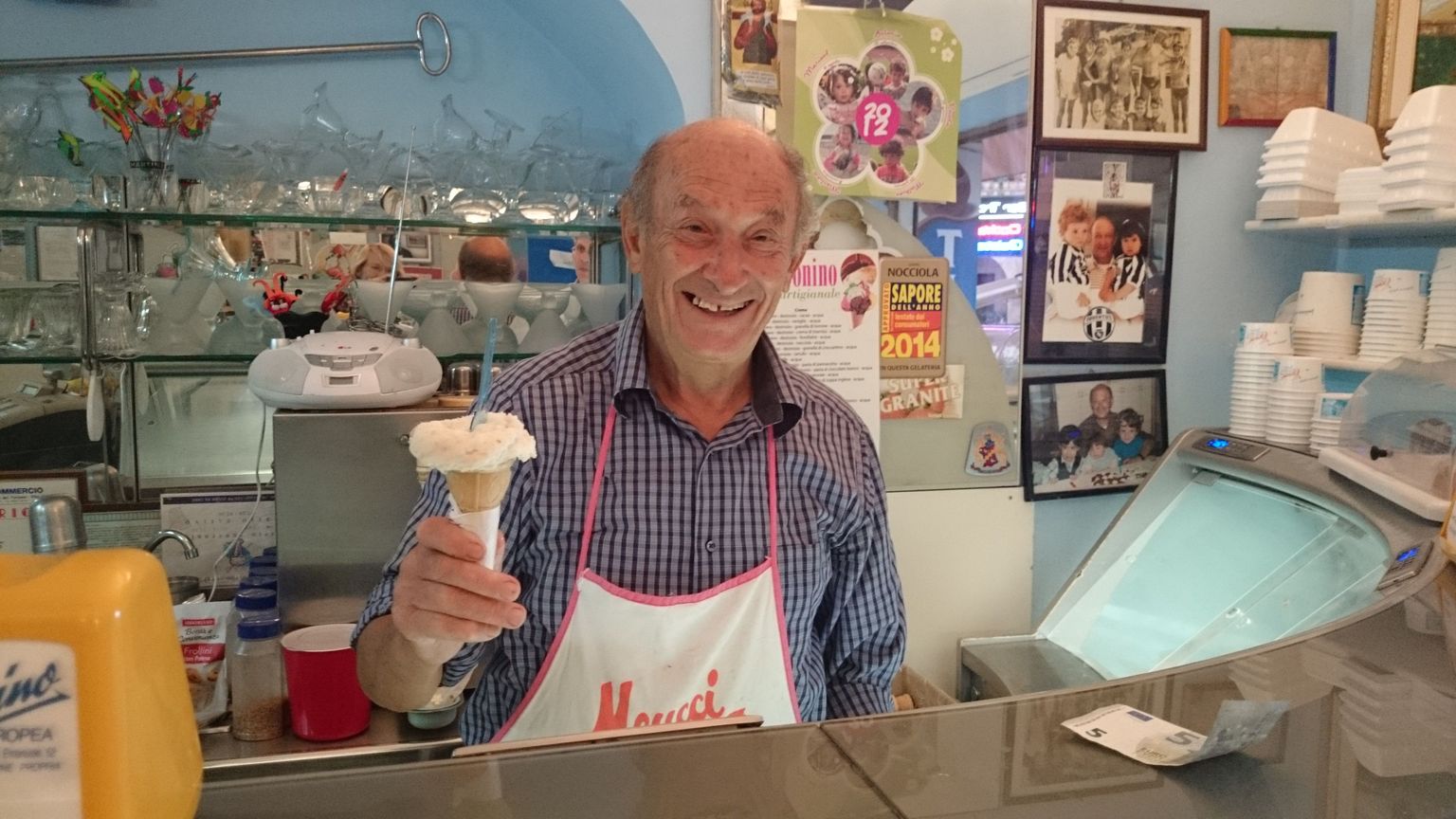Napist võõrkeelteoskusest hoolimata meeldib jäätisemeister Antonio La Torele kundedega suhelda.
