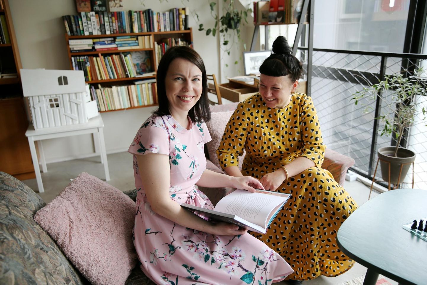 Kirjanik Kristin Kongi (vasakul) ja illustraator Sirly Oder (paremal) töötasid raamatu nimel koos nagu õlitatud masinavärk. Vahest polnudki õli vaja – teineteise soovidest saadi aru sõnagi lausumata.