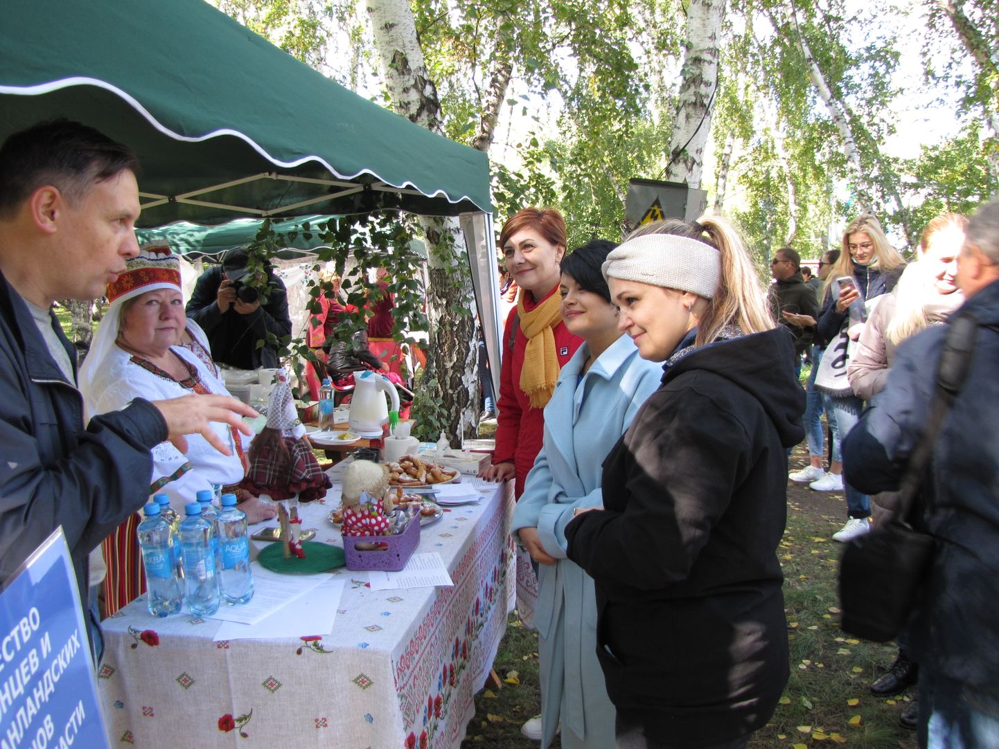 Omski eestlaste seltsi juht Ivan Ubaleht (vasakult esimene) selgitab Omski rahvuskultuuride festivalil linnaametnikele, millised väikesed keeled vajavad oblastis säilitamist.