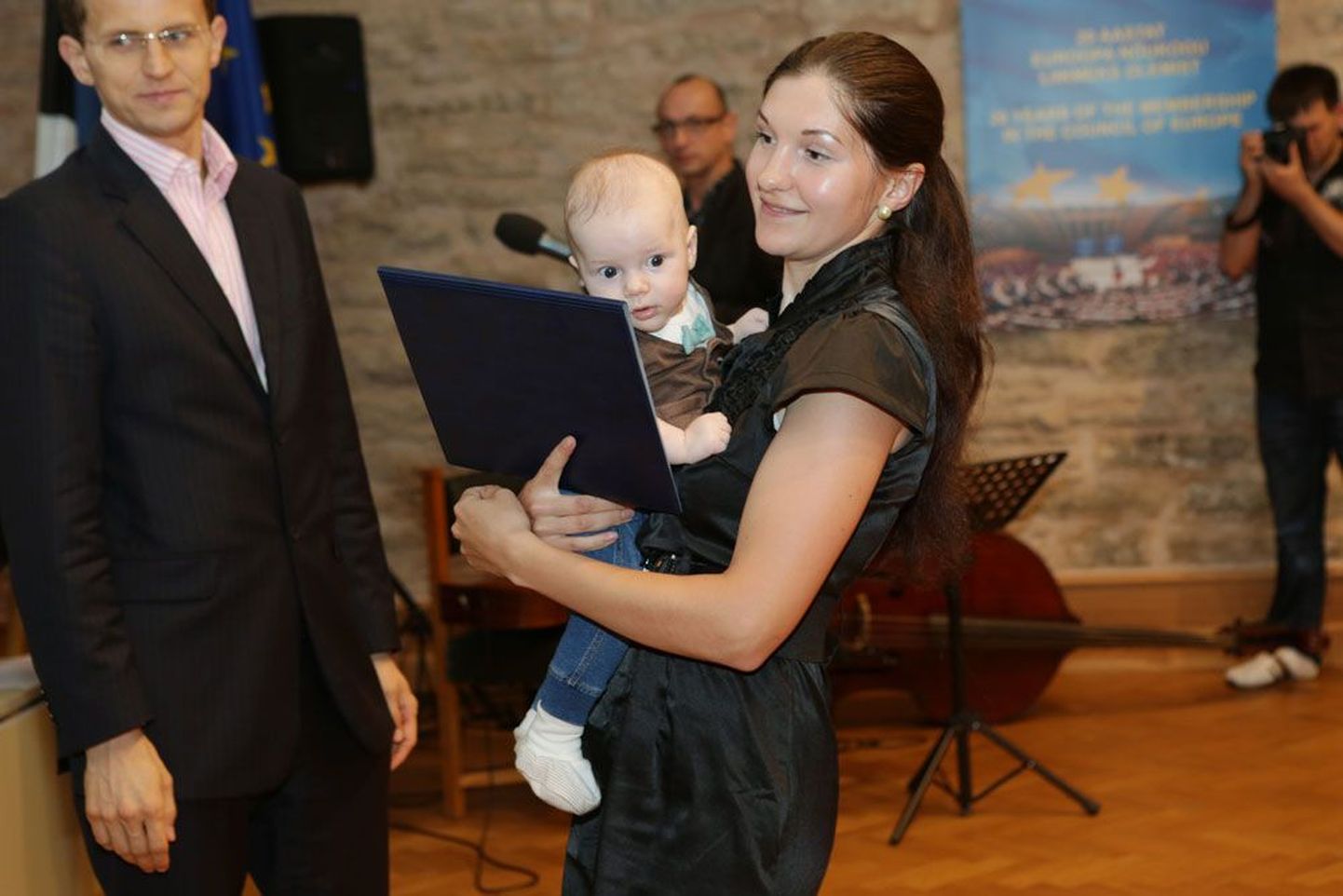 Ирина Кошоед получала свидетельство из рук министра Кена-Марти Вахера вместе со своим четырехмесячным сыном Каспаром.