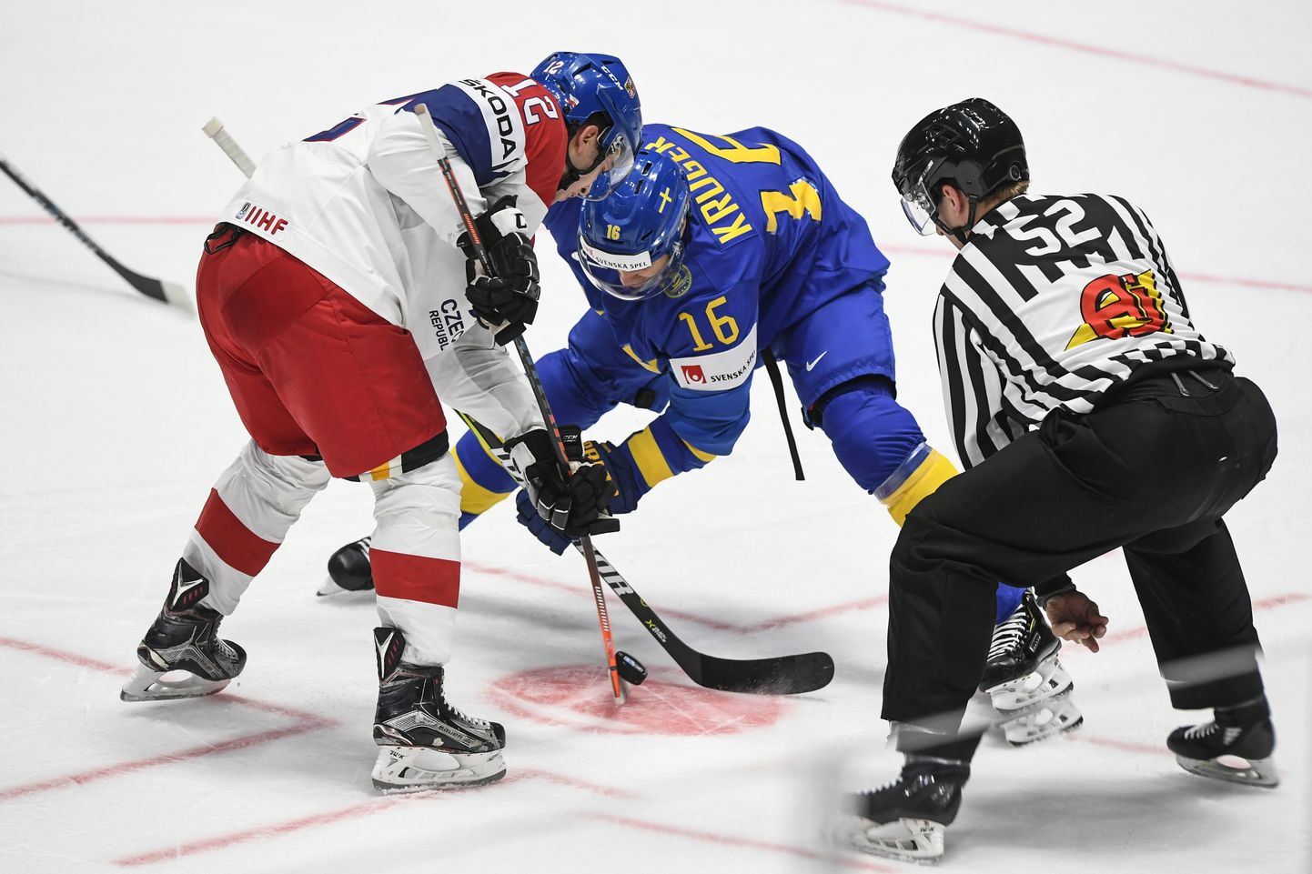Čehijas un Zviedrijas hokejistu duelis