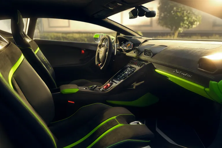Automobili Lamborghini esitleb: Huracán Tecnica – tagaveoline, V10 jõuallikaga supersportauto ühendab disaini- ja inseritöö tippsaavutused.