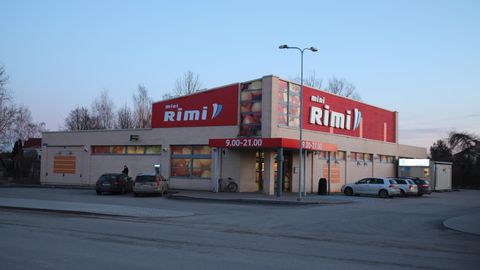 Реклама супермаркетов Rimi в Эстонии озадачила покупателей: с кем надо ходить за продуктами?