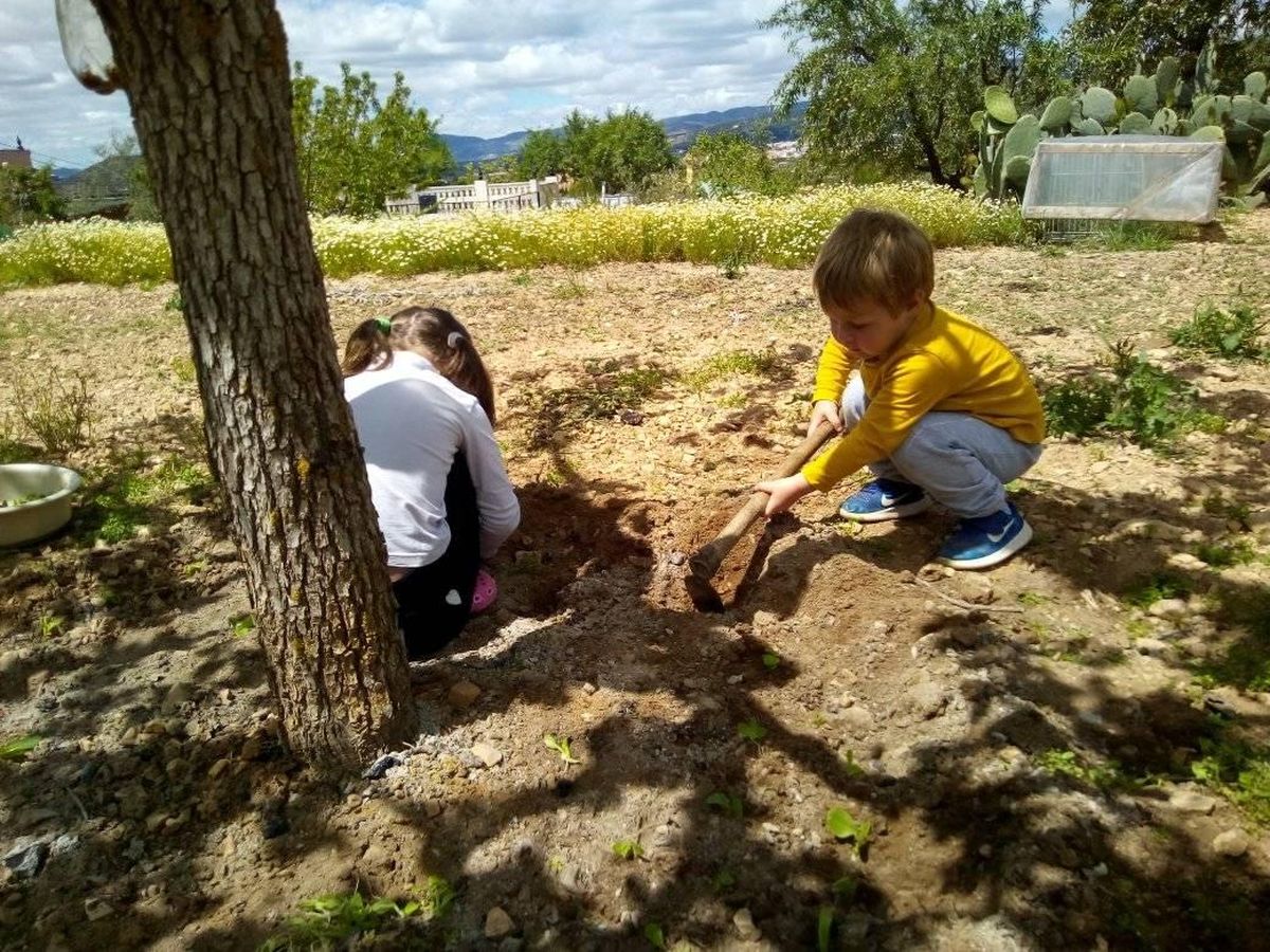 Karantīnas laikā bērni labprāt piedalās piemājas dārza iekopšanā un tā izpētē.