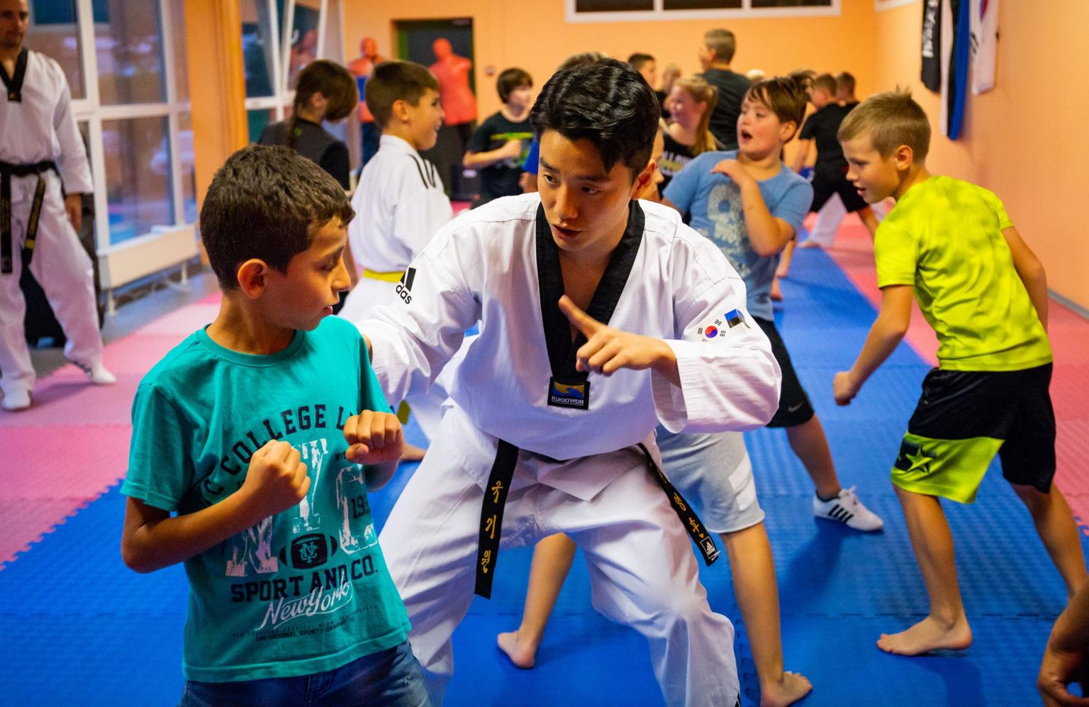Young Hun Jung (keskel) tuli Lõuna-Koreast vähemalt aastaks Eestisse taekwondo’d õpetama.