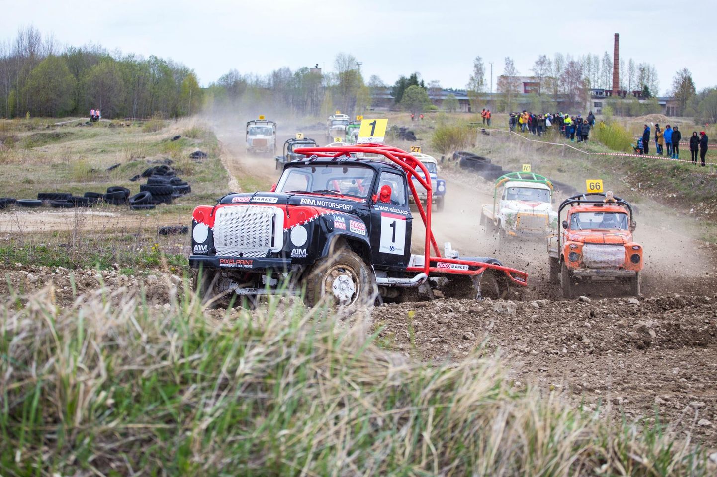 Eesti veoautokrossi meistrivõistluste avaetapp pakkus pealtvaatajatele laupäeval Tapal põnevust.