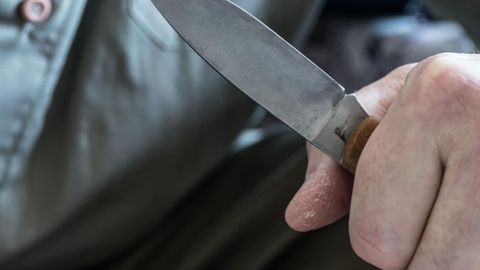 Мужчина с ножом напал на человека