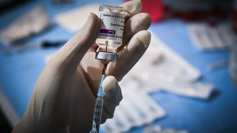 Поступившую на этой неделе вакцину AstraZeneca используют в качестве первой дозы