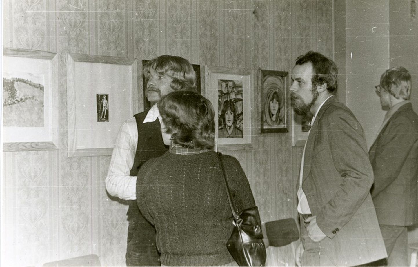 Mati Kuntro (vasakul) 1980. aastate alguses Saaremaa Kunstiklubi näituse avamisel Kuressaare külanõukogu ruumes.