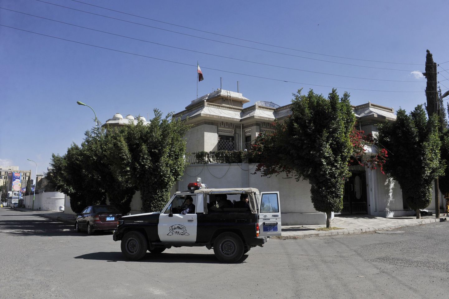 Jeemeni politseiauto Iraani suursaadiku residentsi juures Sanaas.