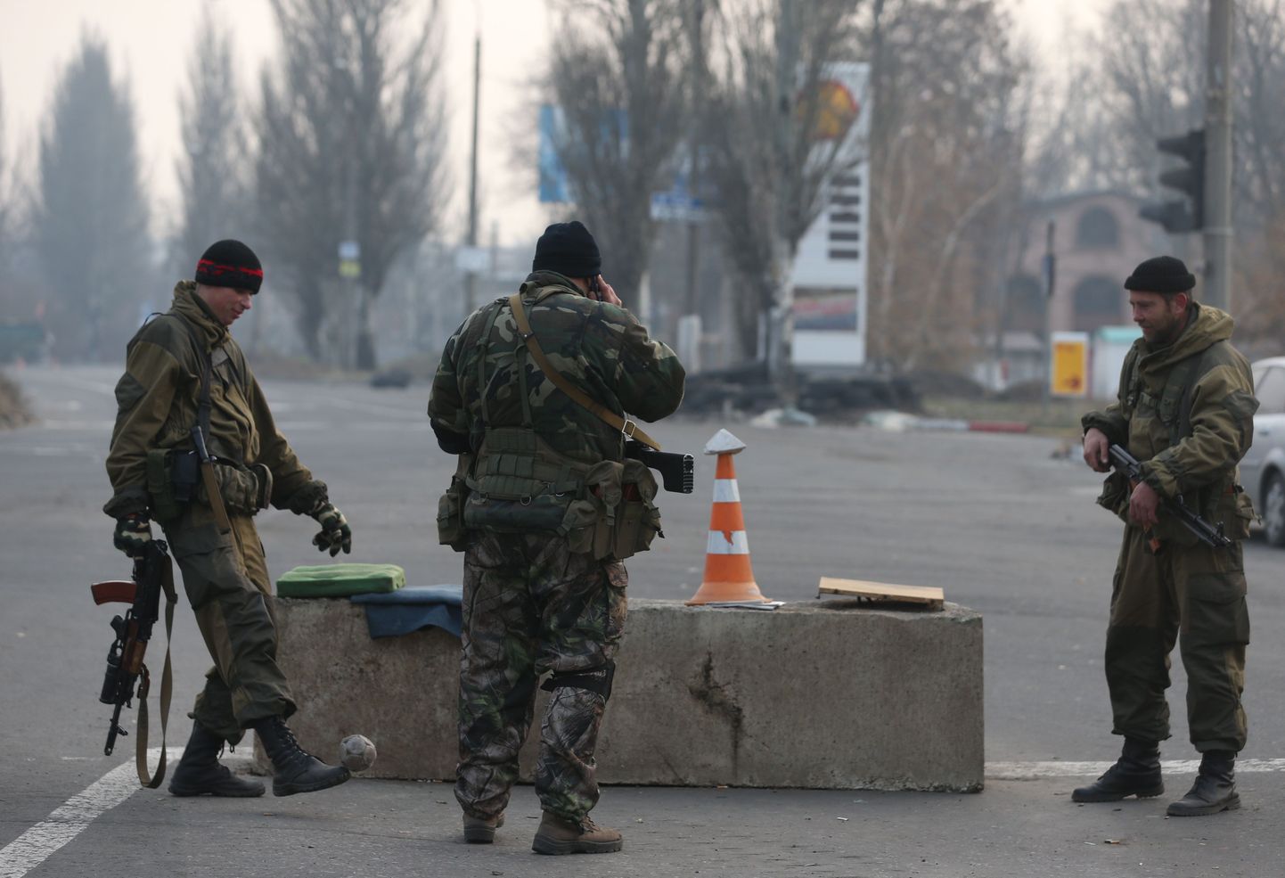 Venemeelsed separatistid Donetski linnas kontrollpunkti valvamas.