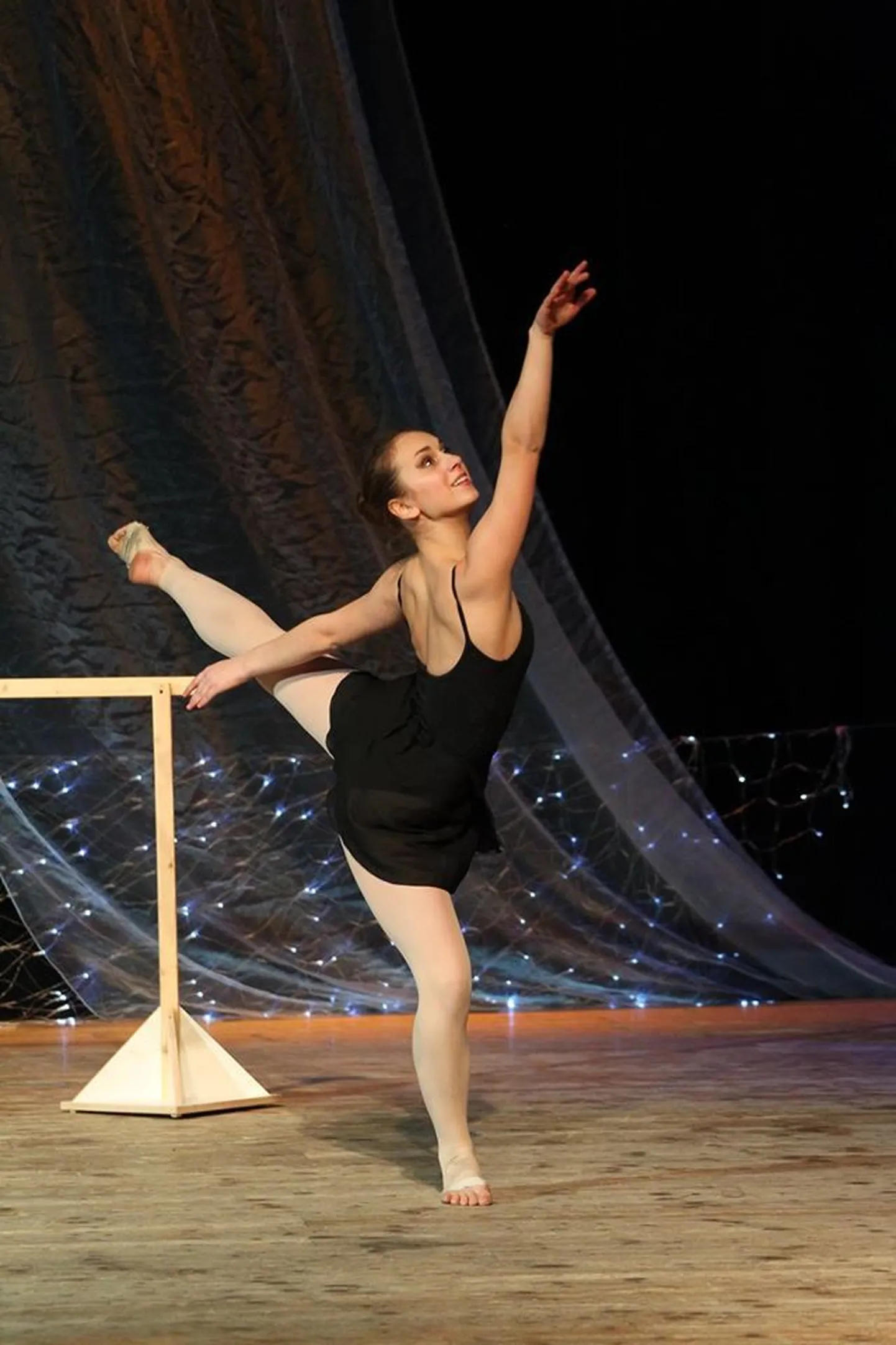 Lisbet Neering tantsib Viljandi balletistuudios. Pilt on tehtud Poola festivalil.