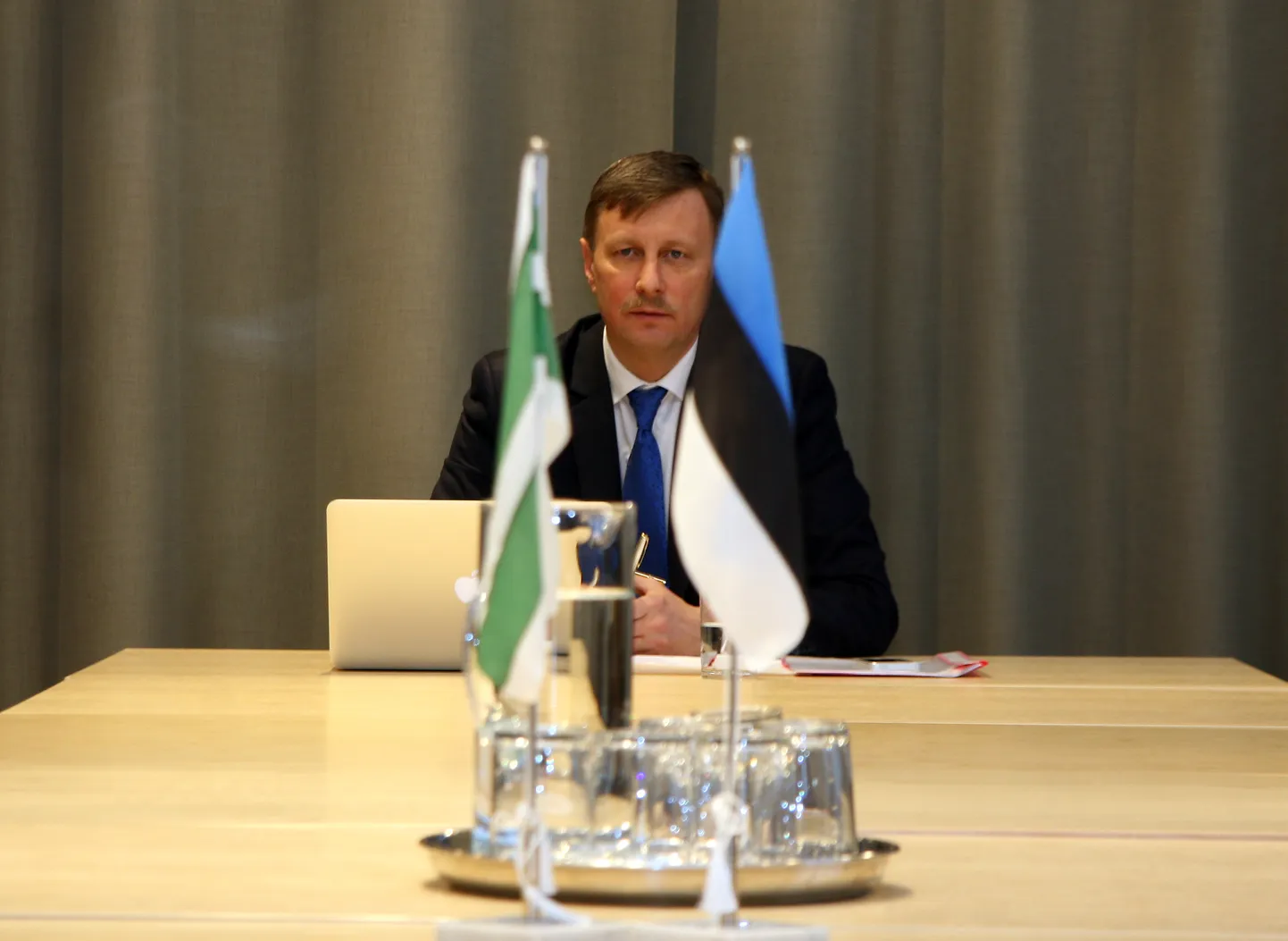 Eduard East üksi Jõhvi vallavolikogu istungil.