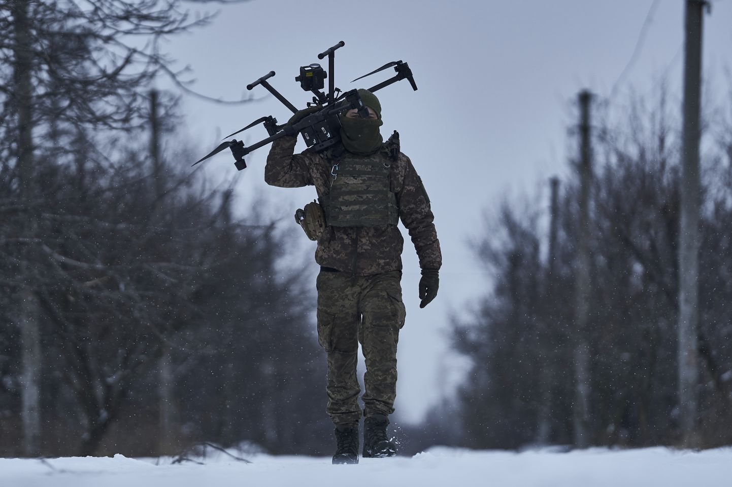 Ukraina sõdur drooni kandmas.