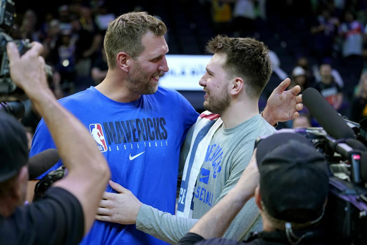 Luka Doncicit (paremal) õnnitleb Dallas Mavericksi eelmise põlvkonna täht, meeskonna 2011. aastal NBA meistriks vedanud Dirk Nowitzki.