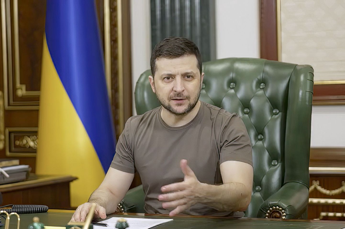 Ukraina presidendi pressiteenistuse poolt 14. märtsil 2022 avaldatud videost kaader, millel on näha Ukraina presidendi Volodõmõr Zelenskõi pöördumist ukrainlaste ja ka Venemaa poole