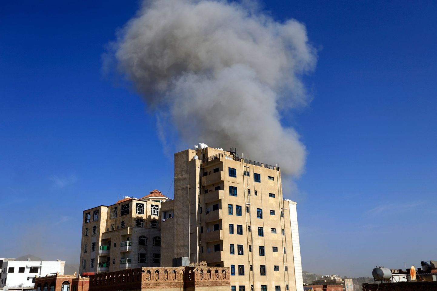 Mässuliste käes olev Jeemeni pealinn Sanaa Saudi Araabia juhitava koalitsiooni õhurünnaku järel.