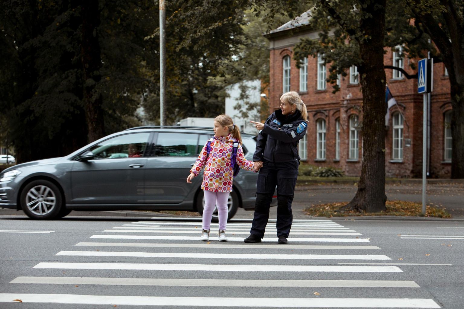 Pärnu politseijaoskonna piirkonnavanema Karin Uibo sõnutsi võiks laps teada oma koolitee teeületuskohtade reegleidki. 