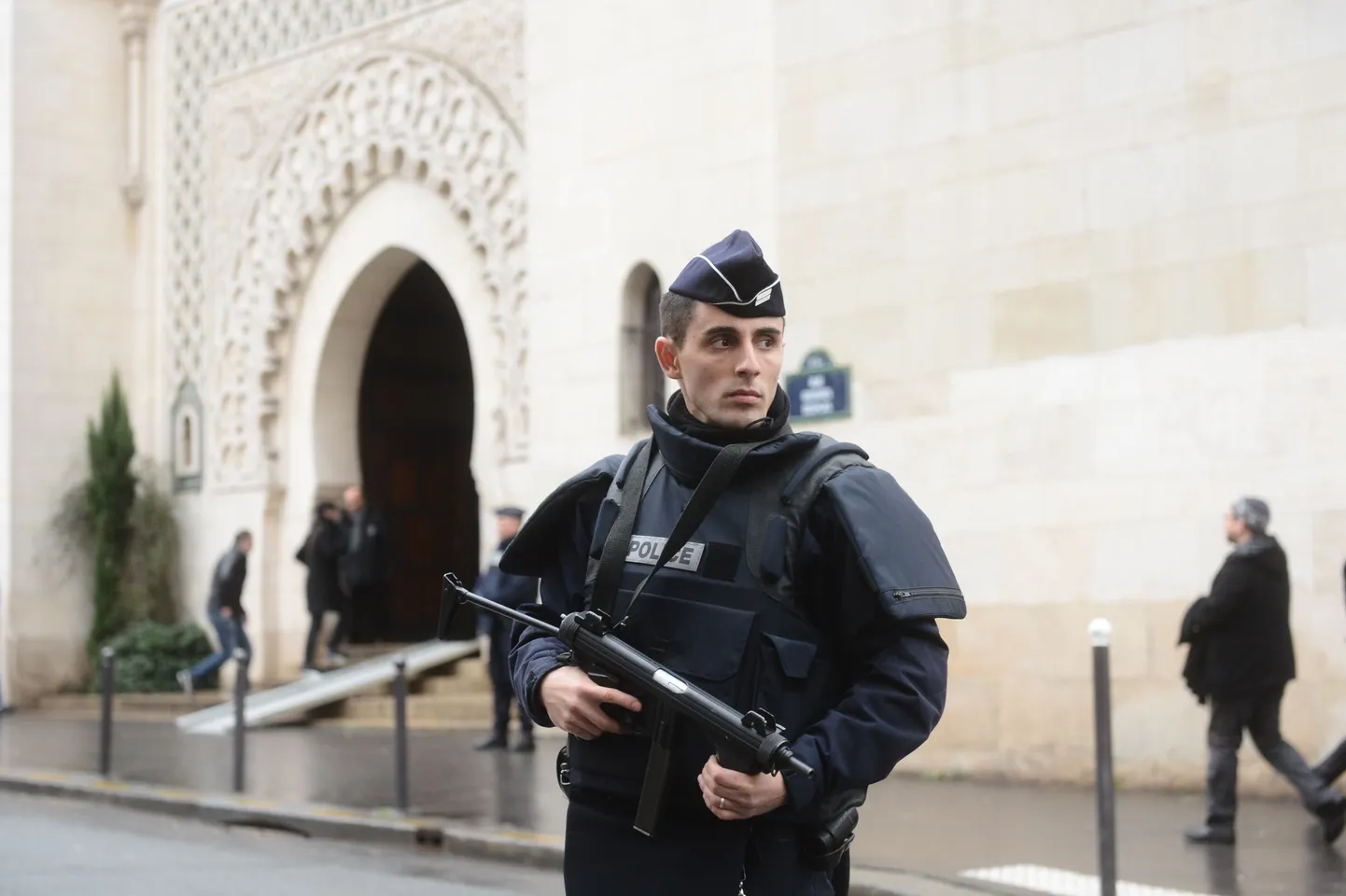 Politseinik täna Pariisis Suure Mošee juures.