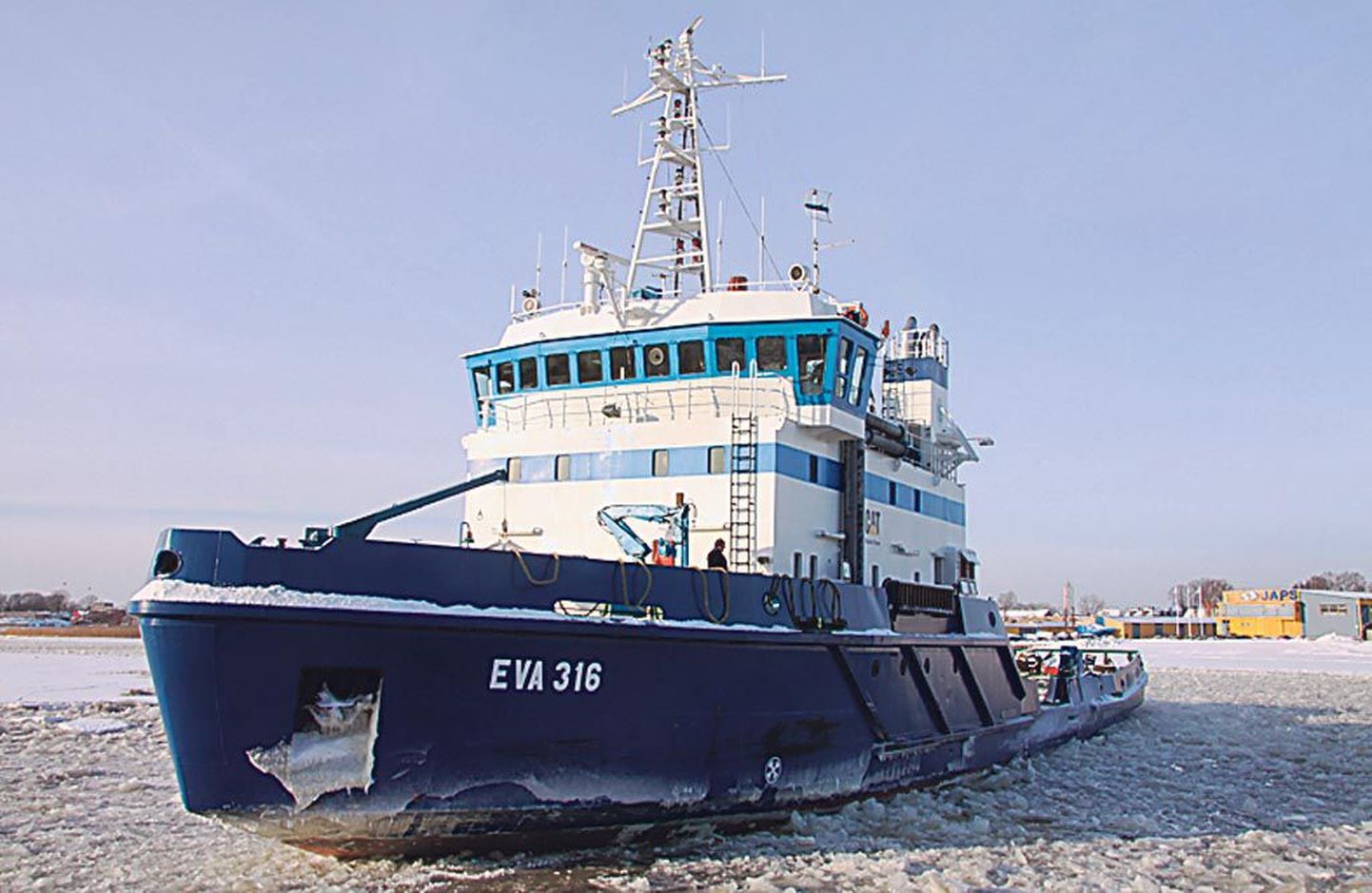 Liivi lahel abistab kaubalaevu jäämurdja EVA-316.