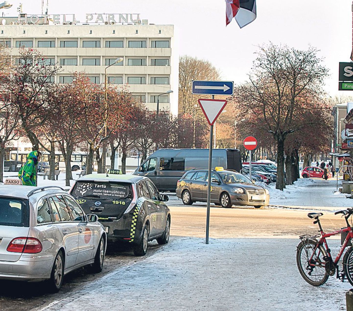 Pärnu Rüütli, Ringi ja Hommiku tänava piirkond on taksojuhtidele öösiti üks magusamaid teenimispaiku, kuid just seal valitseb suurim peatuskohtade puudus.